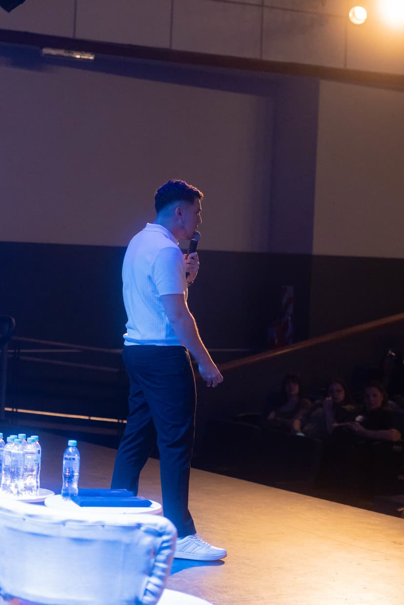 Joaco con micrófono en UPC